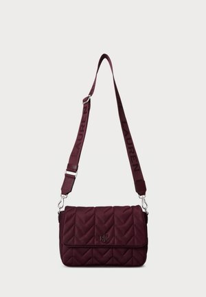 Sac bandoulière matelassé rouge foncé avec bandoulière réglable affichant "LAUREN" en grandes lettres et un petit logo métallique RL sur le rabat avant.
