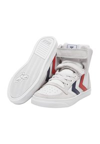 Szare zamszowe sneakersy za kostkę z białą skórą, czerwonymi i granatowymi akcentami, okrągłym noskiem, gumową podeszwą i regulowanym paskiem.