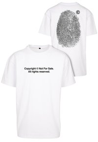 Hvid bomulds t-shirt med et sort fingeraftryk grafik på bagsiden og tekst på forsiden: "Copyright © Ikke til salg. Alle rettigheder forbeholdes."