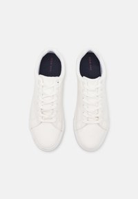 Sneakers in pelle bianca con una texture liscia, lacci centrali e una soletta scura con il marchio "PIER ONE". Punta arrotondata e design a scarpa bassa.