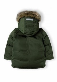 Manteau d'hiver vert rembourré avec une capuche en fourrure, présentant une texture lisse, un matériau légèrement brillant et un élément réfléchissant rectangulaire au dos.