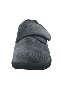 Graue strukturierte Slipper mit verstellbarem Klettverschluss und schwarzer Sohle, von vorne auf weißem Hintergrund gezeigt.