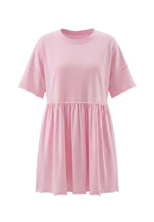 Krótka luźna różowa sukienka z krótkimi rękawami, okrągłym dekoltem, marszczoną talią i postrzępionymi krawędziami na rękawach i dole.