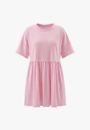 Krótka luźna różowa sukienka z krótkimi rękawami, okrągłym dekoltem, marszczoną talią i postrzępionymi krawędziami na rękawach i dole.