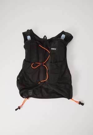 Schwarze Mesh-Laufhydrierungsweste mit zwei vorderen Wasserflaschenfächern und orangefarbenen verstellbaren Schnüren.