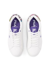 Sneaker bianche con finitura in pelle liscia, punta arrotondata e suola piatta in gomma. Interno viola e decorazioni colorate a motivo sul tallone.