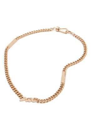 Náhrdelník se zlatým řetízkem s přívěskem "love" ve stylu písma a zapínáním na karabinu na bílém pozadí.