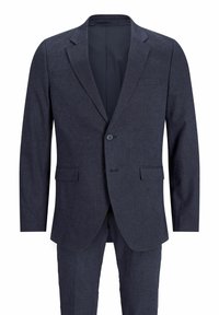 Costume bleu marine comprenant un blazer ajusté et un pantalon assorti. Le tissu a une finition texturée ; il comprend deux poches avant et une fermeture à un bouton.