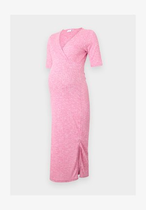 Ružové tehotenské šaty so zúženým vzorom, výstrihom do V, krátkymi rukávmi a dvoma bočnými rozparkami pre ľahké nosenie. Vyrobené z mäkkej, elastickej tkaniny pre pohodlie.