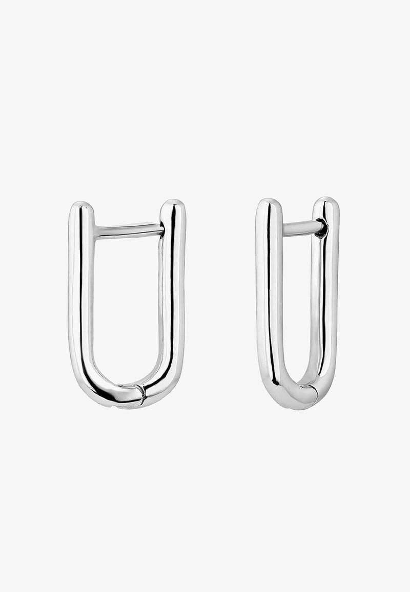 Pendientes de metal plateado con un diseño moderno en forma de U alargada, con superficies lisas y pulidas y un detallado mínimo.