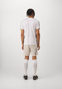 Nike Performance ACADEMY 23 - Pantalón corto de deporte - light orewood brown/white/black
