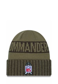 Olivegrüner Strickbeanie mit der Aufschrift "COMMANDERS" in dunkelbraunen Buchstaben, strukturiertem Rippenrand und einem NFL-Logopatch an der Vorderseite.