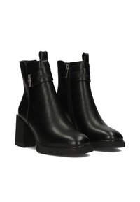 Czarne skórzane botki za kostkę na blokowym obcasie, z bocznymi zamkami, uchwytami do zakładania oraz wytłoczonym napisem "FASHION" na paskach wokół górnej części kostki.