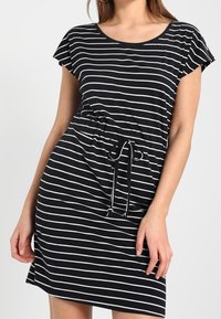 Vero Moda Robe de jour - black