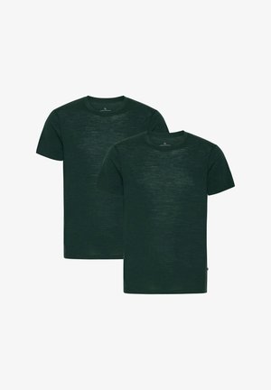 Dwie ciemnozielone koszulki z okrągłym dekoltem, wykonane z miękkiego, lekkiego materiału. Obie mają krótkie rękawy i luźny krój.