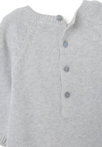 Suéter de punto gris claro con cuello redondo, cuatro botones y finos detalles de canalé en el cuello y las costuras de los hombros.