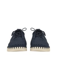 Zapatos de textil azul marino con acentos trenzados, punta redonda y suela clara en contraste. Presentan un diseño de cordones y lados texturizados.