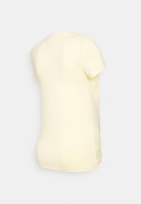 T-shirt de algodão amarelo com mangas curtas, decote redondo e forma ajustada. Textura suave com um design simples, sem padrões ou acentos visíveis.