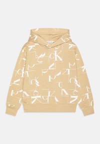 Beige Kapuzenpullover mit weißen verstreuten Calvin Klein "CK" Logo-Buchstaben überall, gerippte Bündchen und Saum, flach auf weißem Hintergrund ausgelegt.