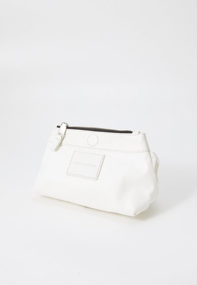Pochette en tissu blanc avec une finition texturée, fermeture à glissière et une petite anse sur le côté. Présente une étiquette rectangulaire en relief portant la mention "MARC JACOBS."