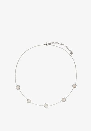 Collar de plata con cinco colgantes en forma de trébol, cada uno con una incrustación blanca. Incluye un extensor de cadena para ajustar la longitud.