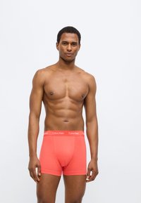 Ανδρικά μπόξερ σε ύφασμα κοραλί, με απαλή υφή, ελαστική μέση με λογότυπο Calvin Klein και εφαρμοστή σχεδίαση.
