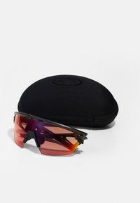 Sportsonnenbrille mit schwarzem Rahmen, pink- und orange-getönten Gläsern. Inklusive einer schwarzen Schutzhülle mit abgerundetem, mit Reißverschluss versehenem Design.