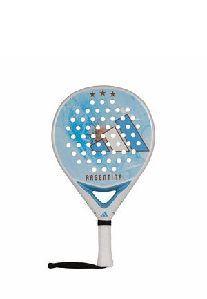 Blauw-wit padelracket met geperforeerd oppervlak, de tekst "Argentina", drie sterren hierboven en een polsbandje bevestigd aan het witte handvat.