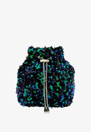 Bolso de drawstring negro con lentejuelas, que presenta una mezcla de lentejuelas verdes y azules, complementado con una cadena y herrajes en tono plateado.