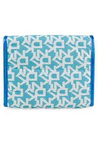 Billetera acolchada azul con patrón de logo blanco, con un brillo azul en los bordes y un diseño rectangular compacto. Los detalles de cierre no son visibles.