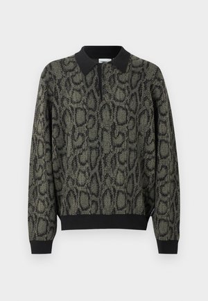 Polo de manga larga con cuello, puños y dobladillo negros, con un patrón de piel de serpiente en tonos verde oscuro y negro en el cuerpo y las mangas.