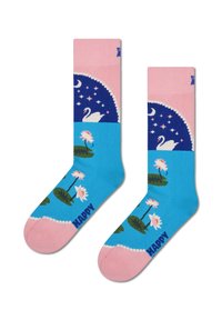 Niebieskie i różowe skarpetki za kostkę z kwiatowymi i łabędzimi wzorami; zawierają tekst "HAPPY" w kolorze niebieskim, falbankowe akcenty oraz gładką teksturę dzianiny.