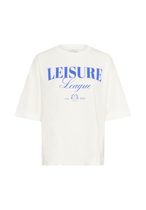 Camiseta blanca de gran tamaño con texto impreso en azul "LEISURE League" y un pequeño emblema con "est. 1993" en el frente. Mangas cortas.