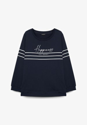 Tmavě modré tričko s dlouhým rukávem, s bílými vodorovnými pruhy na rukávech a hrudi, s nápisem „Happiness is a mood“ na přední straně.