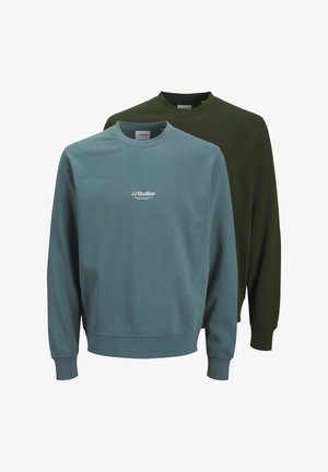Zwei schlichte Rundhals-Sweatshirts, eines in gedämpftem Blau mit dem Aufdruck "JJ Studios" auf der Brust und eines in Dunkelgrün, übereinander auf weißem Hintergrund präsentiert.