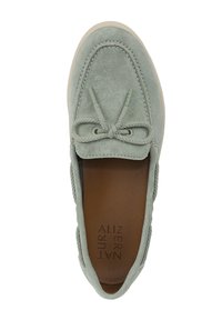 Grüne Wildleder-Loafer mit abgerundeter Zehenpartie, strukturiertem Äußeren, dekorativem Schnürband und leichter, gepolsterter Sohle. Braunes Innenfutter mit Branding.