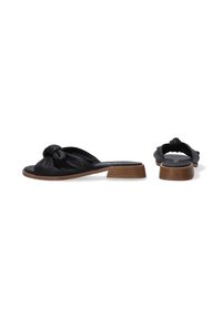 Zwarte leren slide sandalen met een geknoopt ontwerp aan de voorkant, open teen en een lage, gestapelde houten hak. Glad oppervlak en minimalistische stijl.