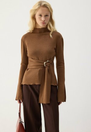 Touché Privé, STAND-UP COLLAR KNITTED BLOUSE WITH A BUCKLE - Pullover - brown