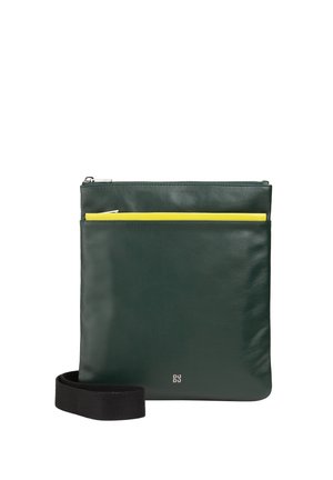 Borsa in pelle verde con una texture liscia, dotata di una tasca accentata gialla e di una tracolla nera. Chiusura con zip nella parte superiore.