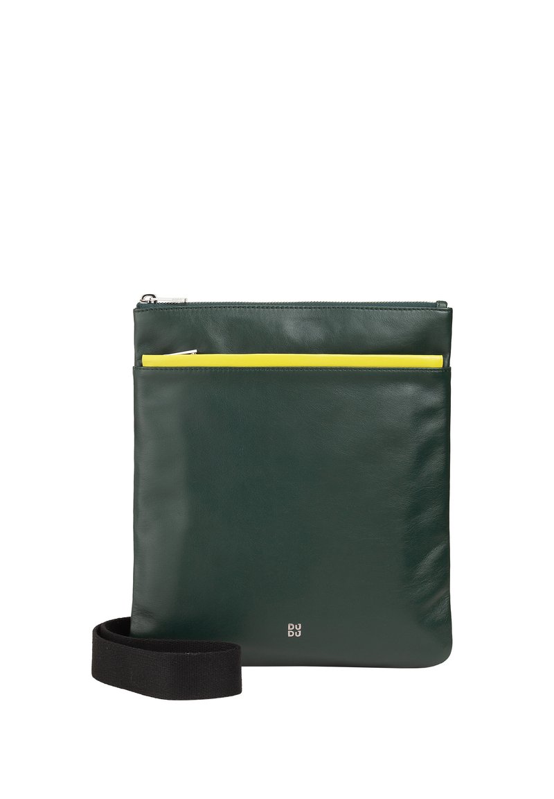 Grüne Ledertasche mit glatter Textur, ausgestattet mit einer gelben Akzenttasche und einem schwarzen Trageriemen. Reißverschluss oben.