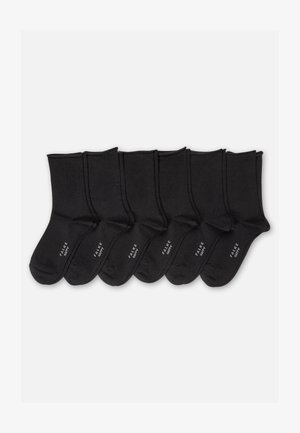 Sześć par czarnych skarpetek typu crew z napisem „FALKE HAPPY” w białym kolorze blisko palców, ułożonych obok siebie na białym tle.