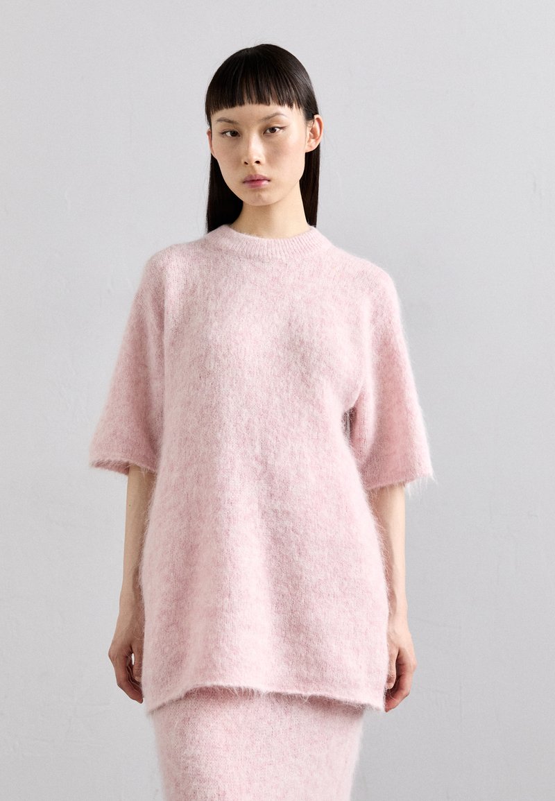 Holzweiler - FLUFFY TEE - T-shirts med print - pink, Forstørre