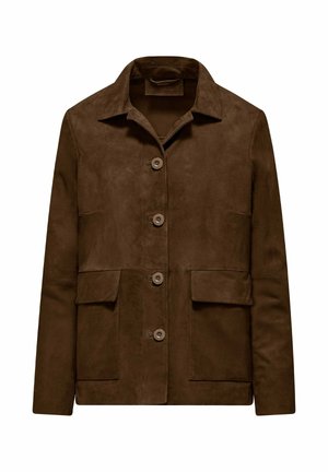 Bruine suède jas met kraag, vier knopen aan de voorkant en twee klepzakken ter hoogte van de taille.