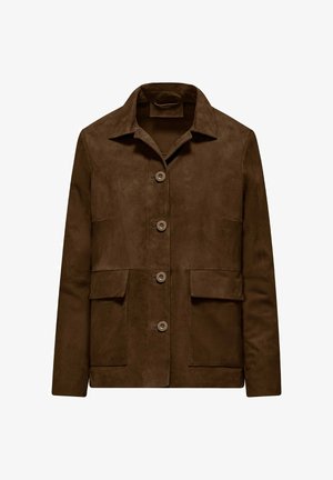 Brązowa zamszowa kurtka z kołnierzem, czterema guzikami z przodu i dwiema patkowymi kieszeniami na wysokości talii.