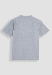 Koszula krótki rękaw w jasnoniebieskim kolorze, wykonana z teksturowanej tkaniny. Posiada klasyczny kołnierzyk oraz prosty krój. Prosty, schludny design.