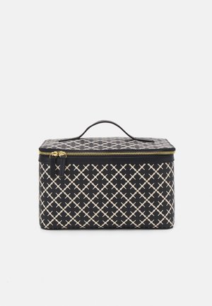 Bolsa de almacenamiento negra con un patrón rectangular. Presenta un zipper dorado y una asa para llevar. El material parece texturizado con un diseño geométrico.
