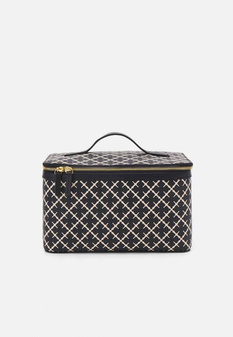 Μαύρη αποθηκευτική τσάντα με μοτίβο και ορθογώνιο σχήμα. Διαθέτει χρυσό φερμουάρ και λαβή μεταφοράς. Το υλικό φαίνεται υφασμένο με γεωμετρικό σχέδιο.