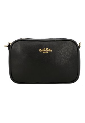 Crna kožna torba s teksturiranim završetkom, s zlatnim logotipom na prednjoj strani, patentnim zatvaračem i pravokutnim oblikom.