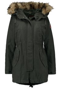 Parka verde con cappuccio foderato in pelliccia, zip anteriore e chiusura a bottoni. Presenta due tasche laterali e una toppa sulla manica.