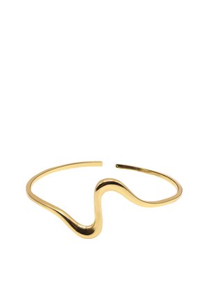 Offenes Armband aus goldfarbenem Metall mit glattem, gebogenem Wellen-Design in der Mitte auf weißem Hintergrund.